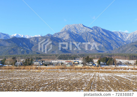 安zu野松川在有明山腳下冬季早晨 安zu野松川在有明山腳下冬季早晨 72838887