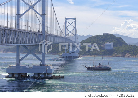 站立在海峽上的大型吊橋和潮汐船(從兵庫縣南淡路市到德島的鳴門橋) 站立在海峽上的大型吊橋和潮汐船(從兵庫縣南淡路市到德島的鳴門橋) 72839132