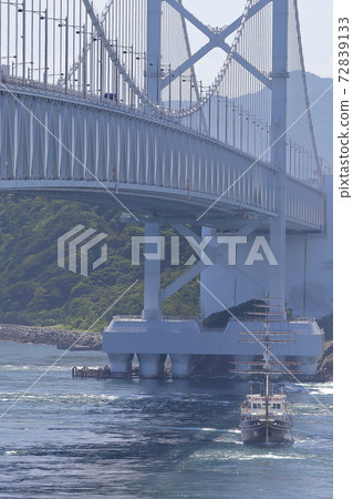 站立在海峽上的大型吊橋和潮汐船(從兵庫縣南淡路市到德島的鳴門橋) 站立在海峽上的大型吊橋和潮汐船(從兵庫縣南淡路市到德島的鳴門橋) 72839133