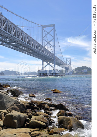 A huge suspension bridge towering against the blue sky (Onaruto Bridge, from Minamiawaji City, Hyogo Prefecture to Tokushima) 72839135