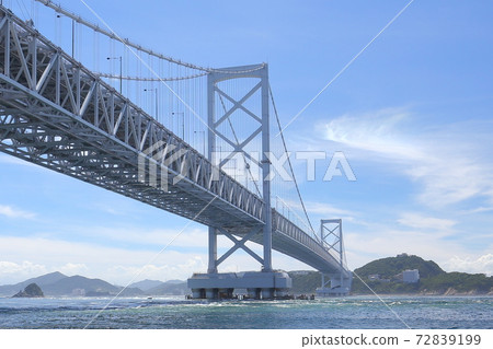 聳立在藍天下的巨大懸索橋(從兵庫縣南淡路市到德島的鳴門橋) 聳立在藍天下的巨大懸索橋(從兵庫縣南淡路市到德島的鳴門橋) 72839199