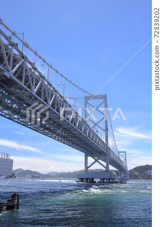 A huge suspension bridge towering against the blue sky (Onaruto Bridge, from Minamiawaji City, Hyogo Prefecture to Tokushima) A huge suspension bridge towering against the blue sky (Onaruto Bridge, from Minamiawaji City, Hyogo Prefecture to Tokushima) 72839202