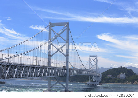 聳立在藍天下的巨大懸索橋(從兵庫縣南淡路市到德島的鳴門橋) 聳立在藍天下的巨大懸索橋(從兵庫縣南淡路市到德島的鳴門橋) 72839204