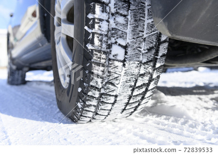 無釘輪胎在雪地上 72839533