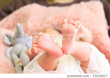 Close-up image of baby's feet 72839837