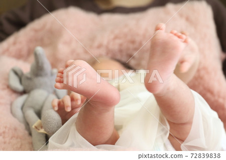 Close-up image of baby's feet 72839838