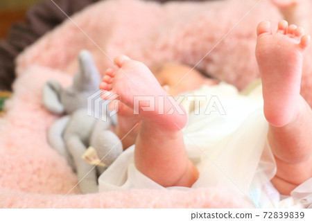 Close-up image of baby's feet 72839839