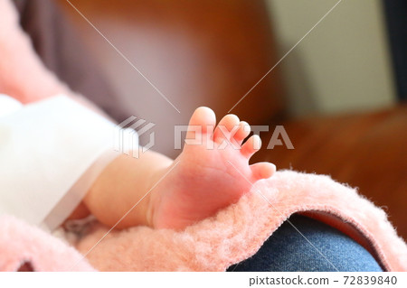 Close-up image of baby's feet 72839840