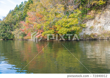 [遊輪上的龜山湖秋葉] 72840012