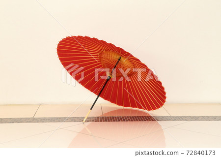 一把紅色日本傘的圖像採取有一個空白背景 72840173