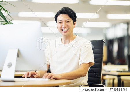 在辦公室工作的設計師 72841164