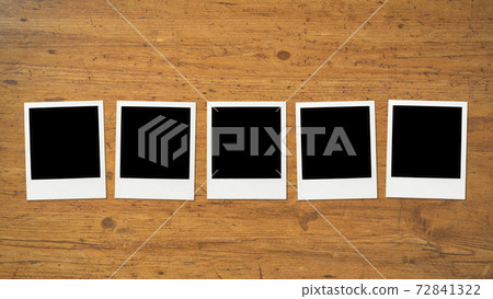 寶麗來照片列在桌子上 寶麗來照片列在桌子上 72841322