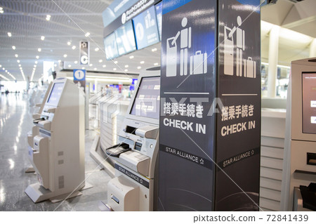 電暈成田機場1號航站樓的國際登機櫃檯 電暈成田機場1號航站樓的國際登機櫃檯 72841439