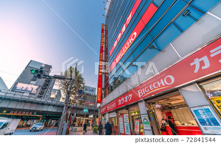 日本的東京城市景觀東京地鐵新橋站的景象= 12月23日 日本的東京城市景觀東京地鐵新橋站的景象= 12月23日 72841544