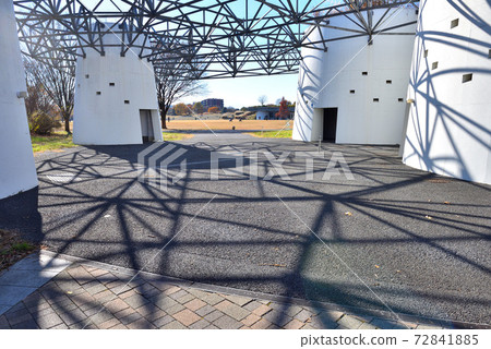 公園入口處的桁架的藝術陰影圖案 公園入口處的桁架的藝術陰影圖案 72841885