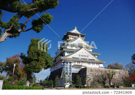 大阪的地標，大阪城堡，已經到了秋天 72841909