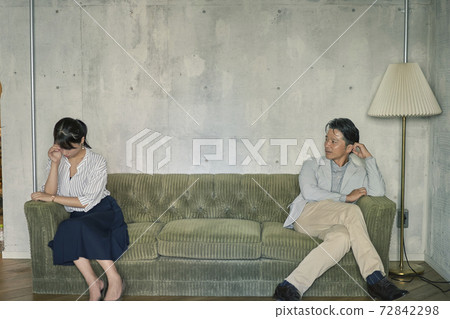 A couple fight 72842298