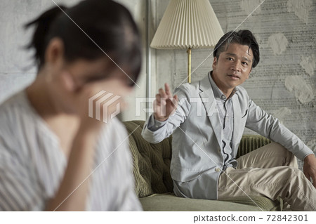 A couple fight 72842301