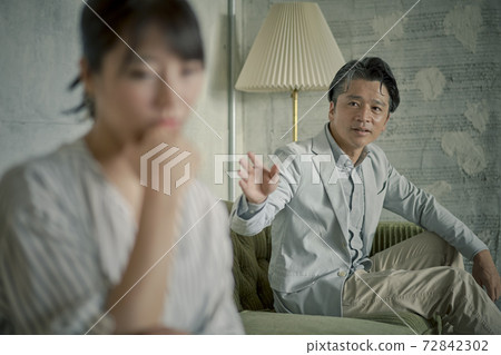 一對夫妻吵架 72842302