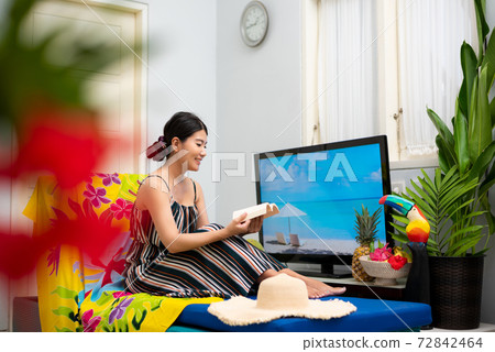 Image of summer reading Woman reading a book 72842464