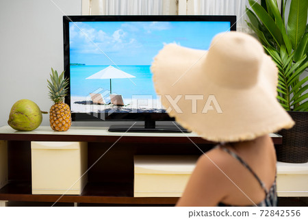 在線旅遊的形像一個喜歡在家裡度假的女人 在線旅遊的形像一個喜歡在家裡度假的女人 72842556