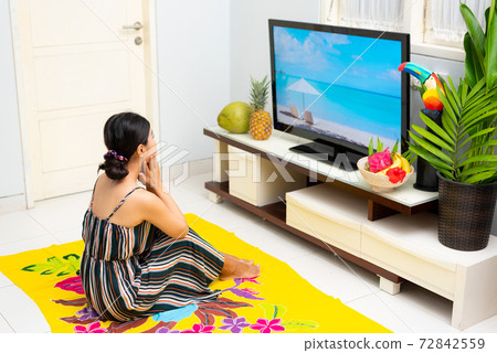 Image of online tour A woman who enjoys the atmosphere of a resort at home 72842559