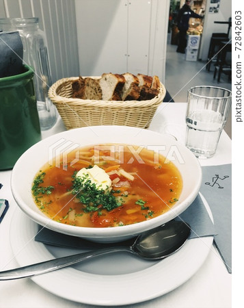 在赫爾辛基舊市場大廳吃海鮮湯 72842603