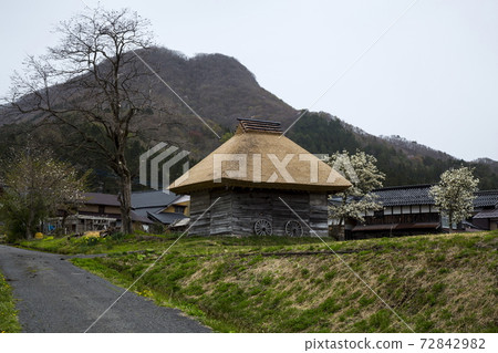 辦公桌的春天風景 72842982