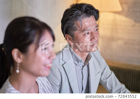 Watching a movie with a couple at home 72843552