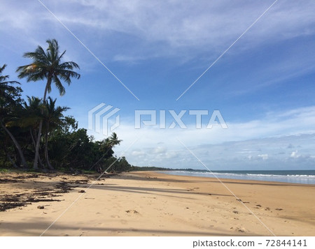 藍色的大海和海灘 藍色的大海和海灘 72844141