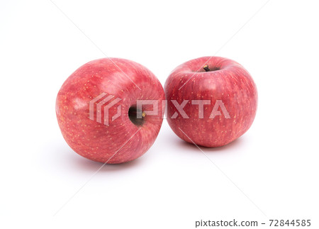 Whole ripe fuji apple isolated  on white background 72844585