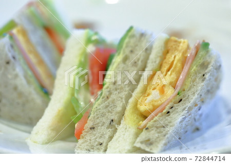 Classic sandwiches (eggs, ham, tomatoes, lettuce) Classic sandwiches (eggs, ham, tomatoes, lettuce) 72844714
