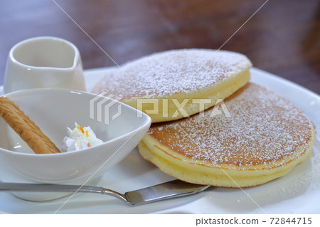 Fluffy pancakes with powdered sugar (hot cakes) Fluffy pancakes with powdered sugar (hot cakes) 72844715