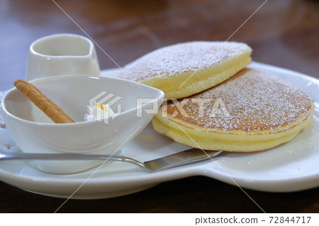 Fluffy pancakes with powdered sugar (hot cakes) Fluffy pancakes with powdered sugar (hot cakes) 72844717