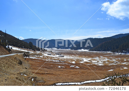 white snow mountain with forest with blue sky and cloud background , Jade Dragon Snow Mountain or Mount Yulong in Lijiang country, Yunnan province white snow mountain with forest with blue sky and cloud background , Jade Dragon Snow Mountain or Mount Yulong in Lijiang country, Yunnan province 72846178