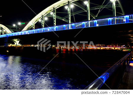 從S田川梯田眺望東京晴空塔,紅色大沼橋,藍色駒形橋,綠色小橋和黃色倉前橋的夜景 從S田川梯田眺望東京晴空塔,紅色大沼橋,藍色駒形橋,綠色小橋和黃色倉前橋的夜景 72847004