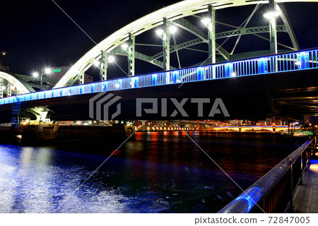 從S田川梯田眺望東京晴空塔，紅色大沼橋，藍色駒形橋，綠色小橋和黃色倉前橋的夜景 72847005