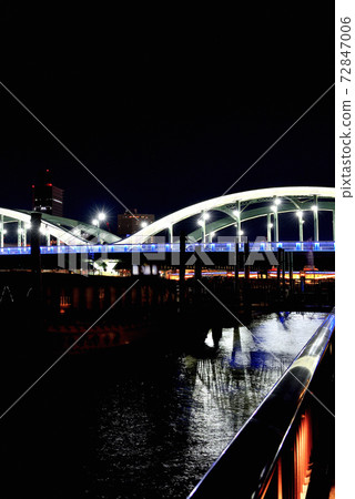 從S田川梯田眺望東京晴空塔,紅色大沼橋,藍色駒形橋,綠色小橋和黃色倉前橋的夜景 從S田川梯田眺望東京晴空塔,紅色大沼橋,藍色駒形橋,綠色小橋和黃色倉前橋的夜景 72847006