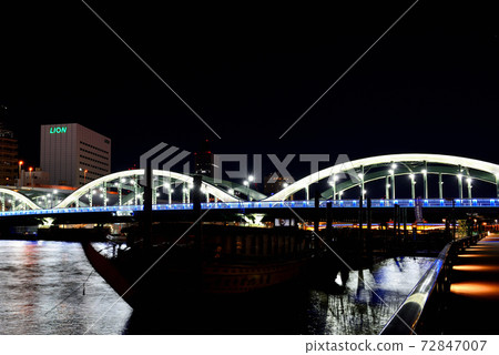 從S田川梯田眺望東京晴空塔,紅色大沼橋,藍色駒形橋,綠色小橋和黃色倉前橋的夜景 從S田川梯田眺望東京晴空塔,紅色大沼橋,藍色駒形橋,綠色小橋和黃色倉前橋的夜景 72847007