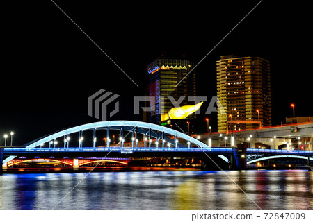 從S田川梯田眺望東京晴空塔,紅色大沼橋,藍色駒形橋,綠色小橋和黃色倉前橋的夜景 從S田川梯田眺望東京晴空塔,紅色大沼橋,藍色駒形橋,綠色小橋和黃色倉前橋的夜景 72847009