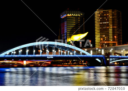 從S田川梯田眺望東京晴空塔,紅色大沼橋,藍色駒形橋,綠色小橋和黃色倉前橋的夜景 從S田川梯田眺望東京晴空塔,紅色大沼橋,藍色駒形橋,綠色小橋和黃色倉前橋的夜景 72847010
