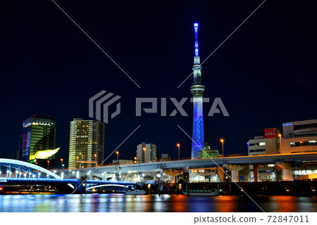 從S田川梯田眺望東京晴空塔,紅色大沼橋,藍色駒形橋,綠色小橋和黃色倉前橋的夜景 從S田川梯田眺望東京晴空塔,紅色大沼橋,藍色駒形橋,綠色小橋和黃色倉前橋的夜景 72847011