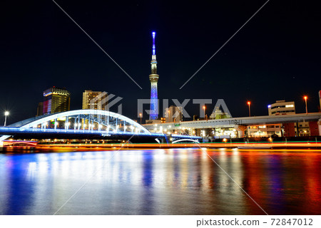 從S田川梯田眺望東京晴空塔,紅色大沼橋,藍色駒形橋,綠色小橋和黃色倉前橋的夜景 從S田川梯田眺望東京晴空塔,紅色大沼橋,藍色駒形橋,綠色小橋和黃色倉前橋的夜景 72847012