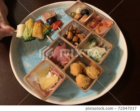 盤子上的開胃小菜照片素材 72847037