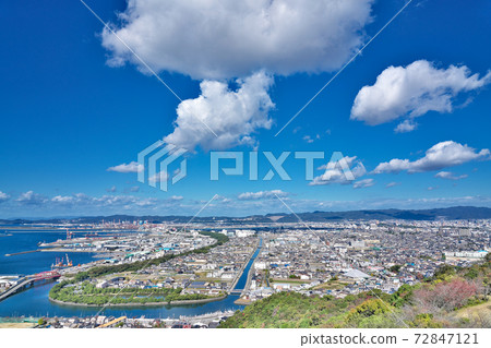 [Overlooking the city of Wakayama from the Takatsukosan Observatory] Shinwakaura, Wakayama City, Wakayama Prefecture 72847121