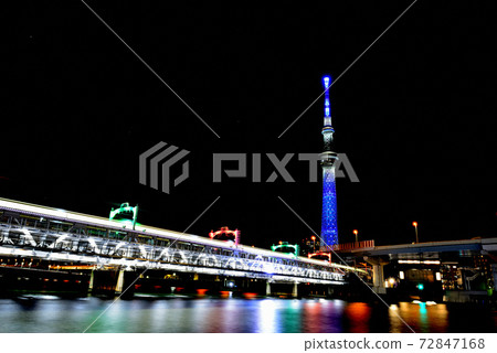 從S田川梯田眺望東京晴空塔,紅色大沼橋,藍色駒形橋,綠色小橋和黃色倉前橋的夜景 從S田川梯田眺望東京晴空塔,紅色大沼橋,藍色駒形橋,綠色小橋和黃色倉前橋的夜景 72847168