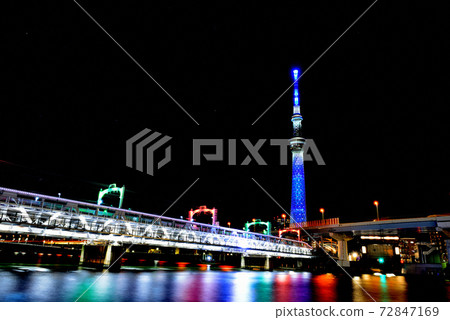 從S田川梯田眺望東京晴空塔,紅色大沼橋,藍色駒形橋,綠色小橋和黃色倉前橋的夜景 從S田川梯田眺望東京晴空塔,紅色大沼橋,藍色駒形橋,綠色小橋和黃色倉前橋的夜景 72847169