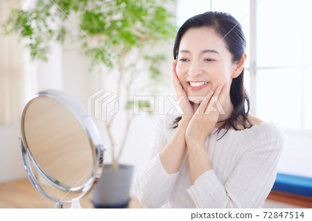 中年女人在做皮膚護理 中年女人在做皮膚護理 72847514