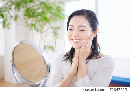 中年女人在做皮膚護理 中年女人在做皮膚護理 72847515
