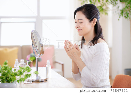 中年女人在做皮膚護理 72847531